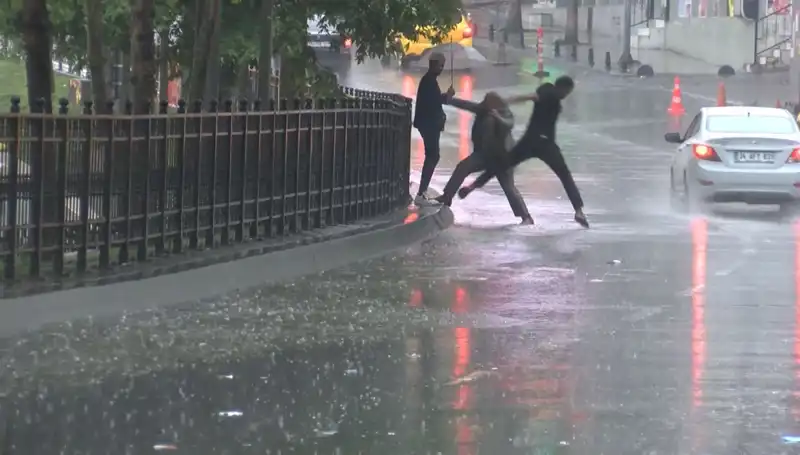 İstanbul ve İzmir'de Meteorolojiden Turuncu Kodlu Alarm Uyarısı Geldi!