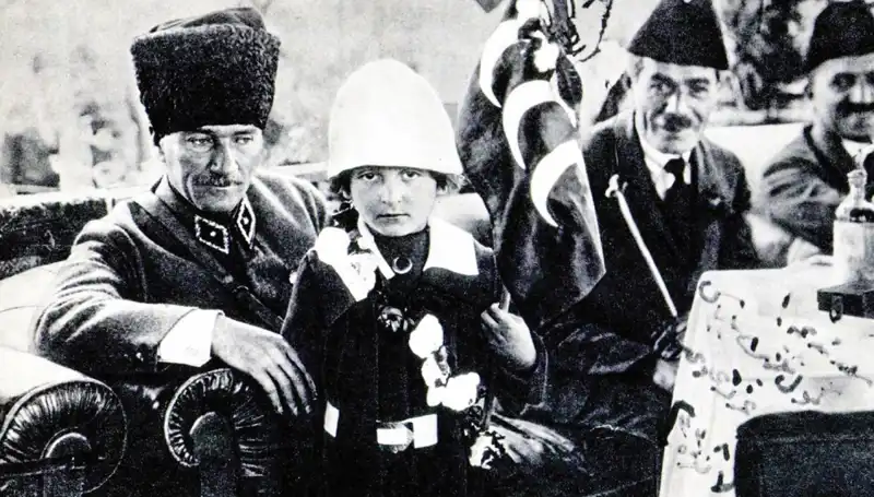 O Şapkanın Altında Bir Bayram Doğdu: Unutulmaz Fotoğrafın Derin Hikayesi