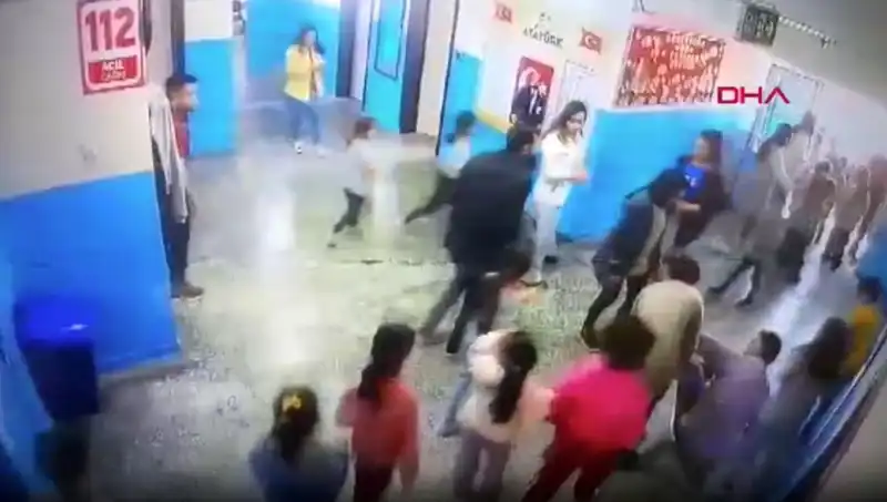 Okulda Bayılan Öğrenciyi Müdür Yardımcısı Kurtardı: O Anlar Kameralara Yansıdı