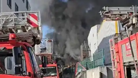 Tuzla’daki Fabrika Yangını: Kontrol Altına Alındı, Yüzlerce Kişi Müdahale Etti