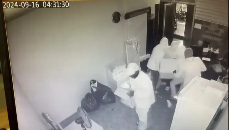 Hırsızlar, İçinde Binlerce Lira Olan Kasayı Kaçırmanın Peşinde!