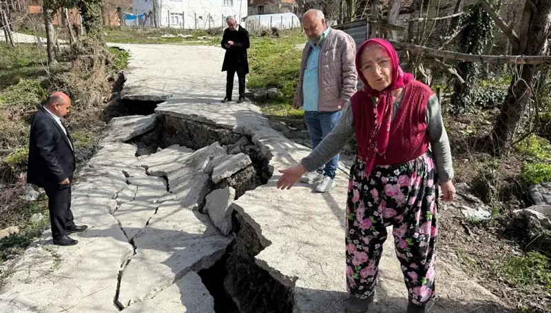 Heyelan Panik Yarattı: 130 Haneli Mahallede Yol Çöktü