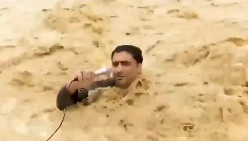 Yayın Sırasında Sel Sularına Kapılan Sunucu Hayatını Kaybetti