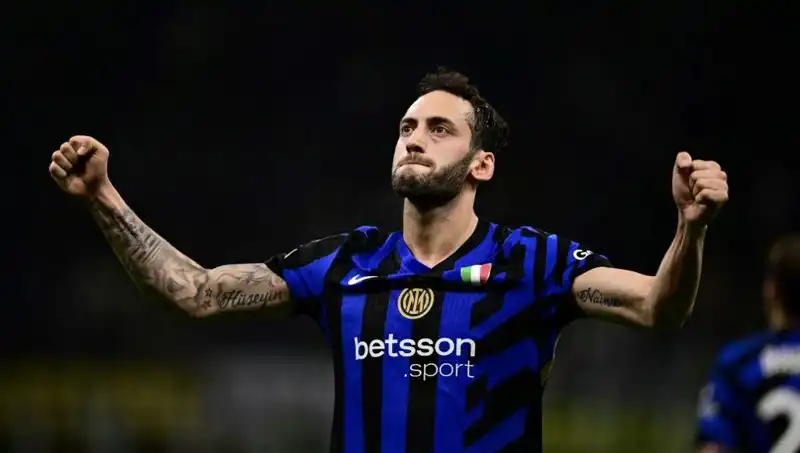 Hakan Çalhanoğlu Tatile Çıktı, Fakat İtalya'da Gözler Kamp İhtimali Üzerinde