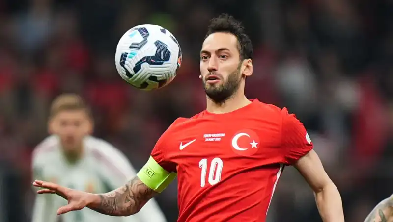 Fenerbahçe'nin Hakan Çalhanoğlu Teklifi: Mourinho'dan Gelen Baskılar