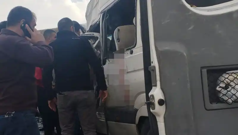 Van'da Minibüs ve Kamyonet Çarpışması: 6 Kişi Hayatını Kaybetti, 8 Yaralı