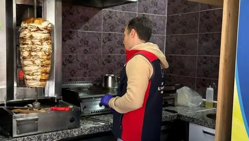 Tavuk Döner Alarmı: Türkiye’de Restoranlara Baskınlar Neden Artıyor?