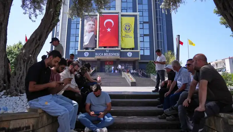 Ücretlerini Alamayan İşçilerden Dikkat Çeken Oturma Eylemi