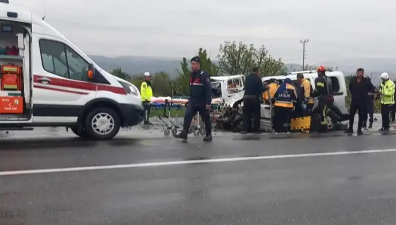 Denizli'de İki Araç Kafa Kafaya Çarpıştı: Feci Kaza Detayları
