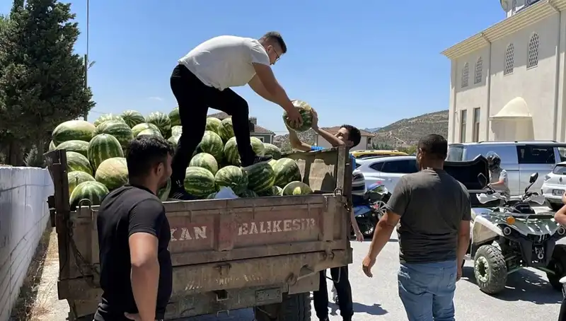 Tüm Şehrin Dikkatini Çeken Karpuz Dağıtımı Büyük İlgi Gördü