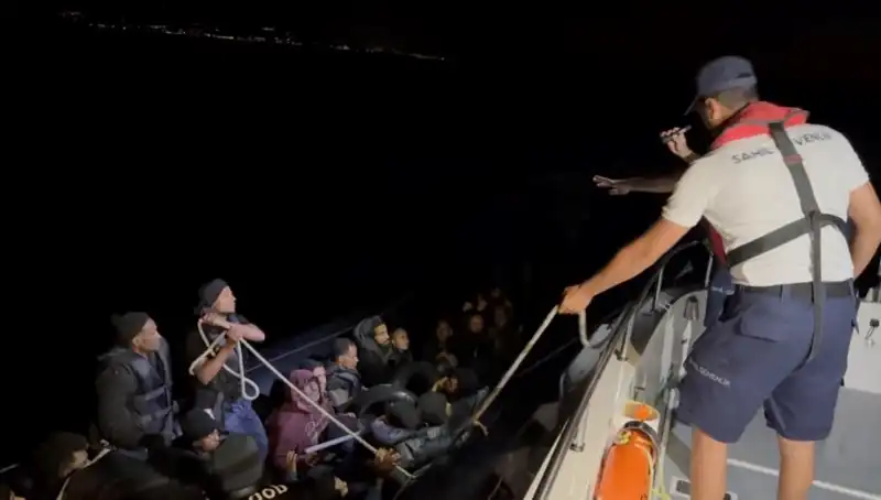 Çeşme'de Denizde Sürüklenen 42 Kaçak Göçmen Kurtarıldı: Dramatik Kurtarma Operasyonu
