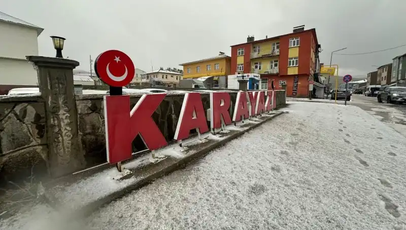 Temmuz Ayında Yolları Beyaza Bürüyen Kar, Sürücülere Zor Anlar Yaşattı