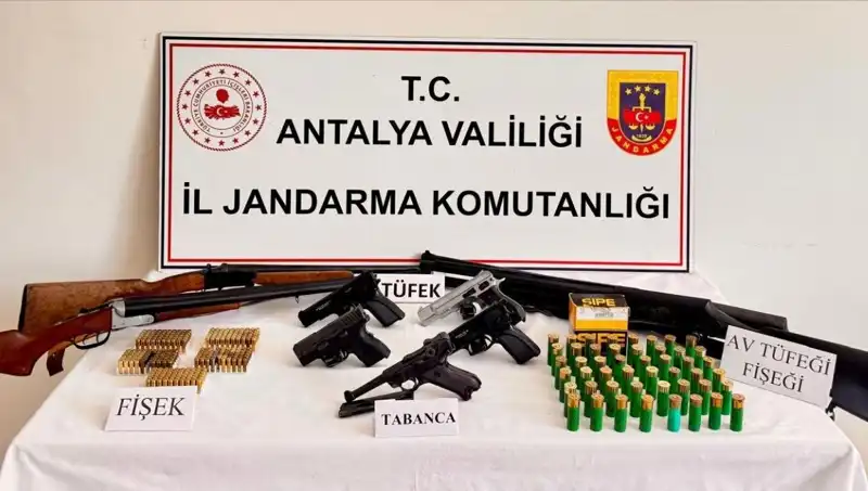Antalya'da Ruhsatsız Silah Operasyonu: Suç Halkası Çökertildi