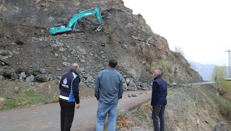Hakkari’de Kaya Düşmelerine Karşı Alınacak Önlemler ve Yeni Projeler Açıklandı