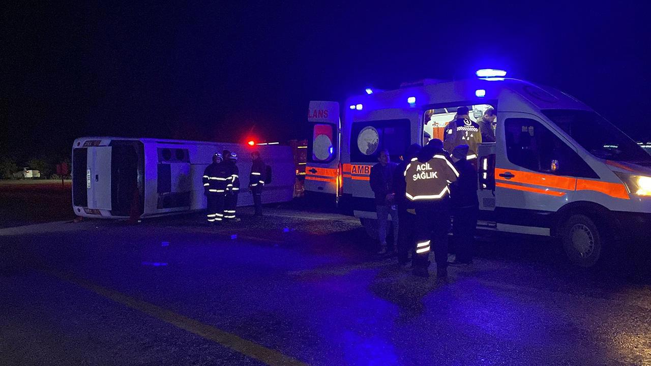 Midibüs devrildi, 1 ölü ve 23 yaralı var