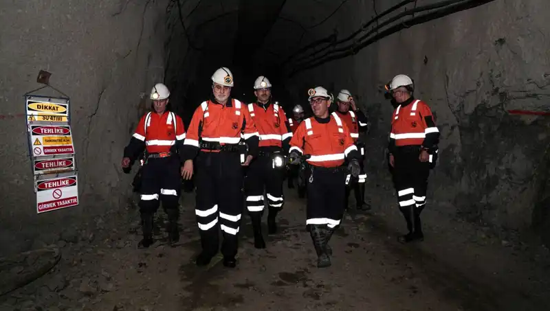 Altın Madenine İnen Bakan Işıkhan, Yeni Yatırımcılar İçin Umut Vaat Ediyor