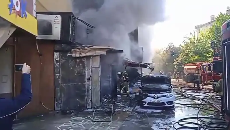 Ümraniye'de Hediyelik Eşya Dükkanında Çıkan Yangın, İtfaiye Zamanla Yarıştı