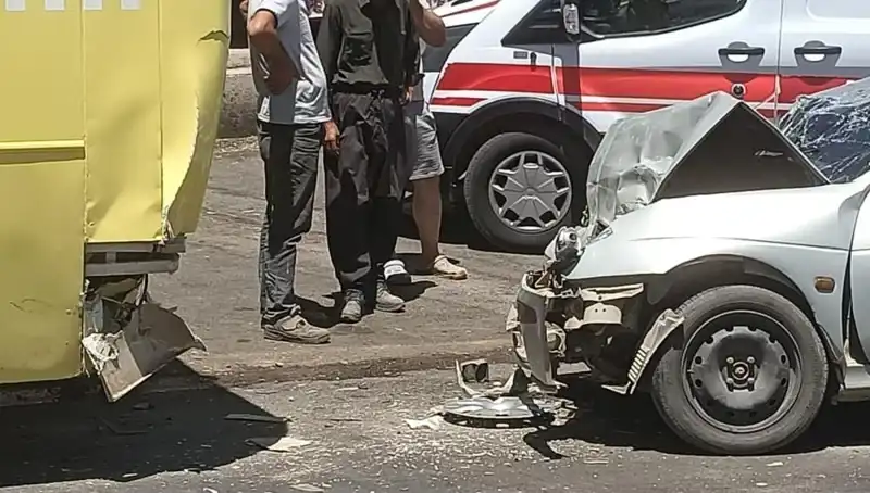 İstanbul’da Halk Otobüsü ve Otomobil Çarpıştı: İki Kişi Yaralandı