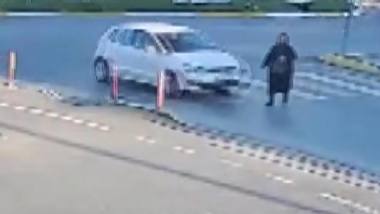 Sürücüye Kötü Şans! Araba Çarptı, Yardım Beklerken İkinci Kazayı Geçirdi