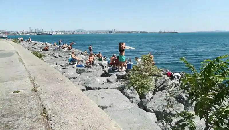 İstanbul’un Güneşiyle Canlanan Plajlar: Yaz Geldi, İstanbullular Sahilde!