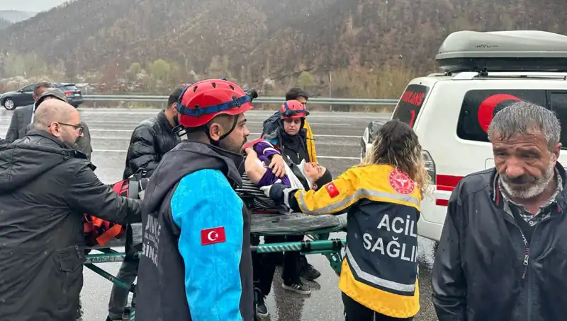 Otomobil İstinat Duvarına Çarpınca 5 Kişi Yaralandı: Olay Anı Şaşırttı