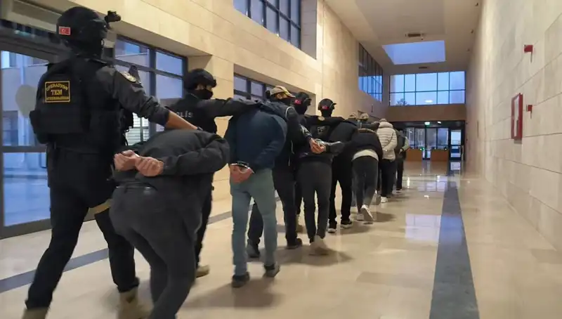 Türkiye Genelinde DAEŞ Operasyonları: 298 Şüpheli Yakalandı, Güvenlik Üst Düzeyde Sağlandı
