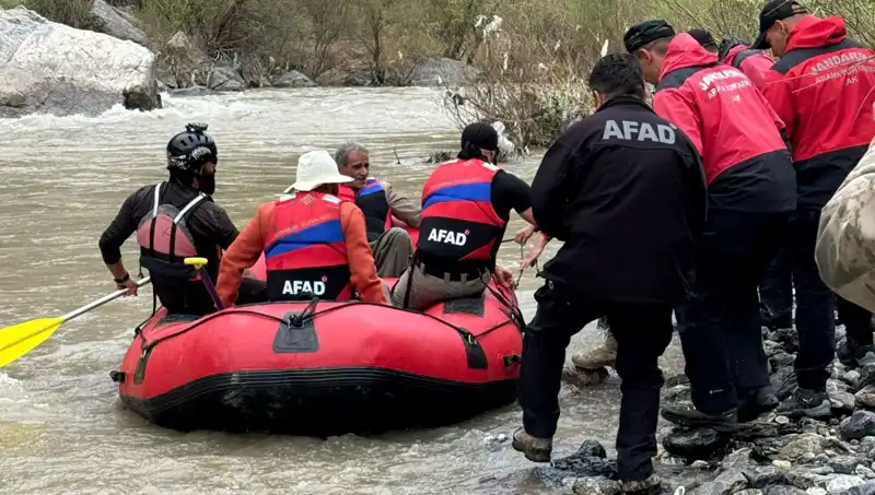 Zap Suyu'nda Mahsur Kalan 4 Kişi Kurtarıldı: Kurtarma Operasyonu Başarıyla Tamamlandı