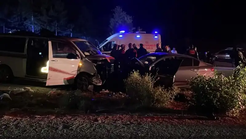 Ters Yön Faciası: Kafa Kafaya Çarpışma! Ölü ve Yaralılar Var