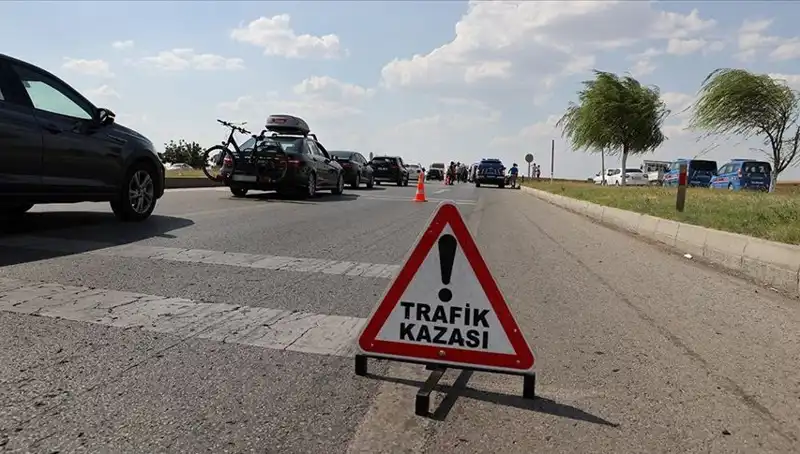 Adana'da Feci Trafik Kazası: Kamyon ve Otomobil Çarpıştı, 1 Ölü, 1 Yaralı