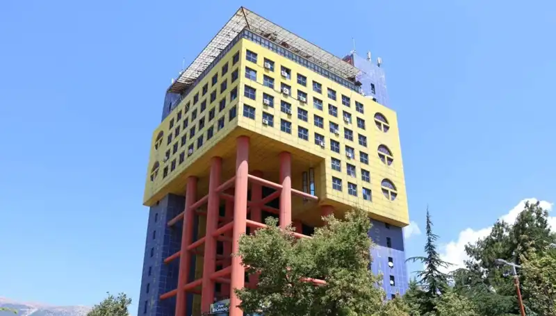 Dünyanın En Saçma Binası Yıkılıyor! Yeni Proje İçin Yapım Süreci Başladı