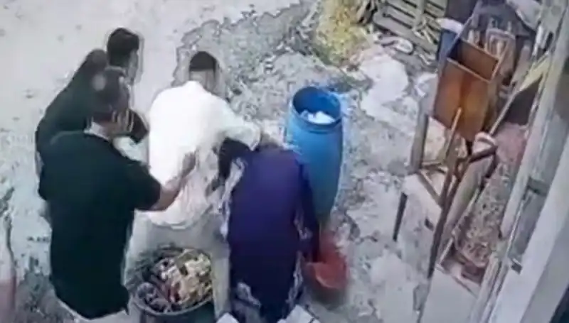 Başakşehir'de Bidon Tartışması: Baba ve Oğul, 58 Yaşındaki Kadını Darbetti