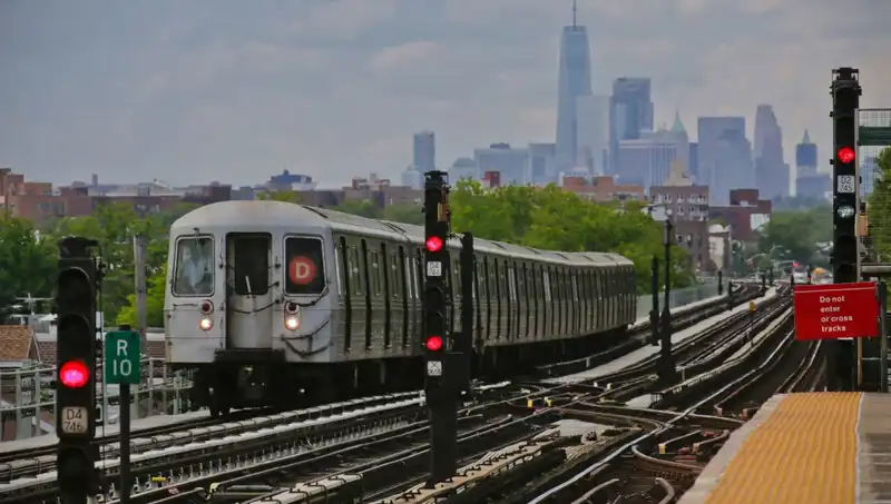 Farkında Olmadan Hayatını Kaybetti: 15 Yaşındaki Çocuk Metro Sörfü Yaparken Öldü