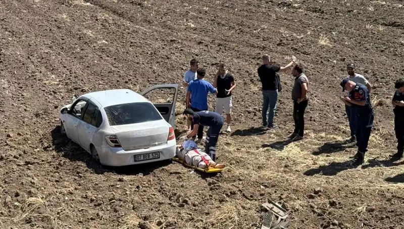 Osmaniye’de Otomobil Tarlaya Uçtu: Kaza Sonrası Üç Kişi Yaralandı