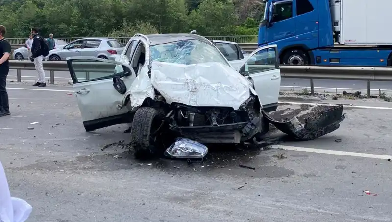Betona Çarpan Araç Bariyerlere Cevap Veremedi: 3 Kişi Yaralandı