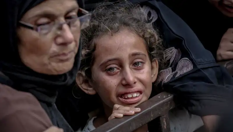 Gazze'de Açlık Savaşı: İsrail Askeri Neden Yemekleri Toprağa Gömüyor?
