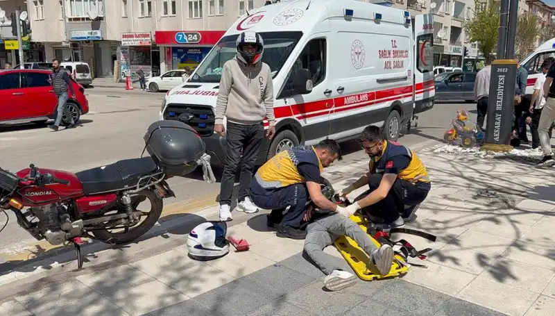 Aksaray'da Motosiklet Kazası: İki Kişi Yaralandı, Kaza Anı Kameralara Yansıdı