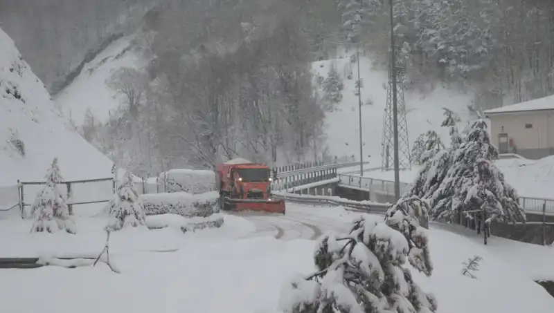 Bolu Dağı'nda Yoğun Kar Yağışı Hayatı Olumsuz Etkiliyor