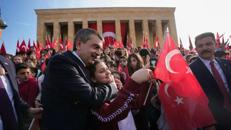 Bakan Tekin Çocuklarla Birlikte Anıtkabir’i Ziyaret Etti: Hatıralar ve Duygular