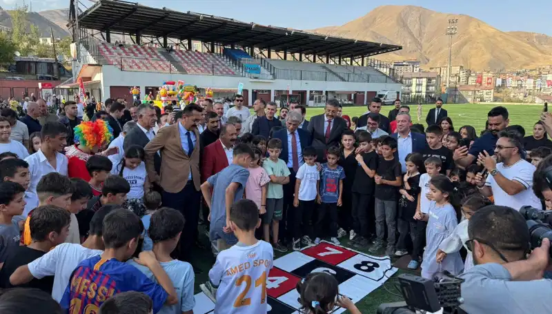 Hakkari'de Geleneksel Anadolu Şenliği Renkli Görüntülerle Başladı