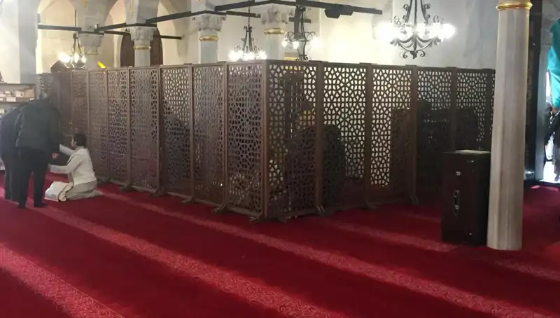 Kadın ve Erkeklerin Yan Yana Teravih Namazı İddiasında Neler Oluyor?