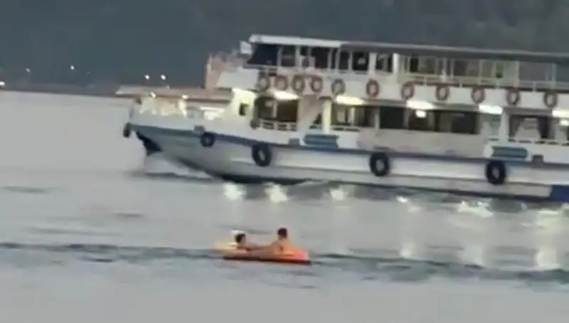 Sarıyer Sahilinde İki Çocuk Botla Denize Açıldı: O Anlar Gözler Önünde