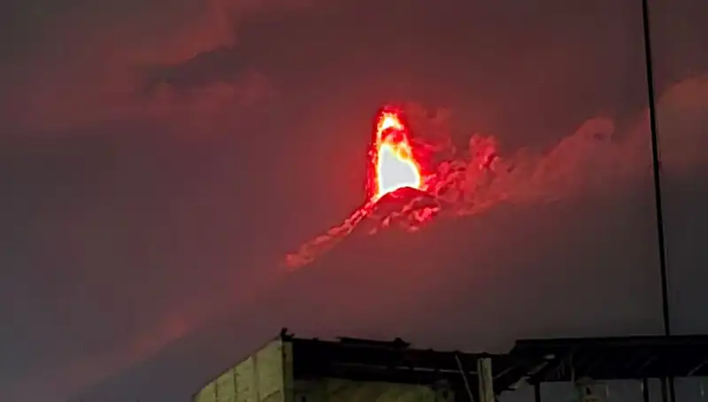 Fuego Yanardağı'nın Patlaması: 30 Bin Kişi Tahliye Edilmeye Hazır