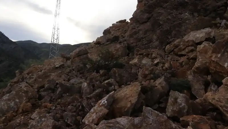 Erzurum'da Heyelan: Dev Kayaların Yol Açtığı Tehlike ve Çözüm Süreci