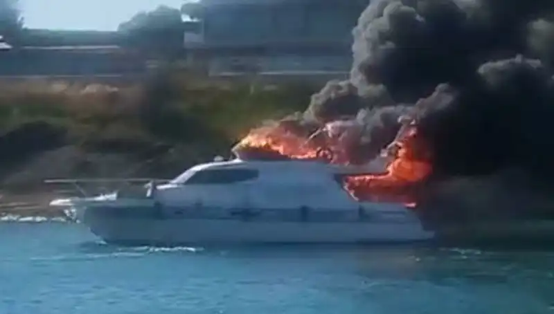 Çeşme Marinada Dehşet Anları: Motoryat Alev Alev Yandı!