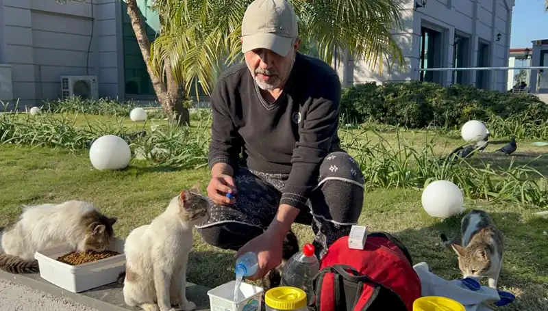 59 Yaşındaki Adamın 8 Kilometrelik Günlük Yürüyüşü: Merhamet ve Davranışıyla Dikkatleri Üzerine Çekiyor