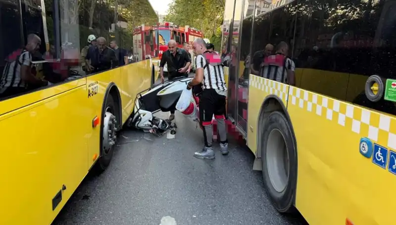 Motosiklet İETT Otobüslerinin Arasında Mahsur Kaldı: O Anlar Kamerada!