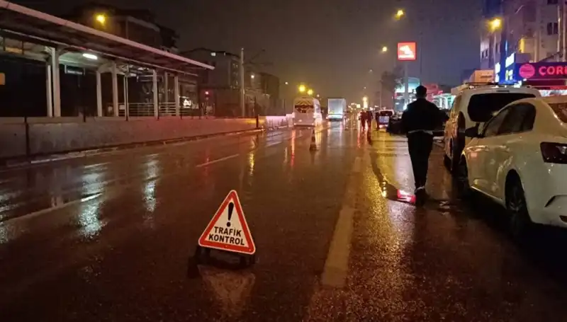 Bursa'da Feci Kaza: Güvenlik Önlemi Alan Polisi Kamyonet Çarptı