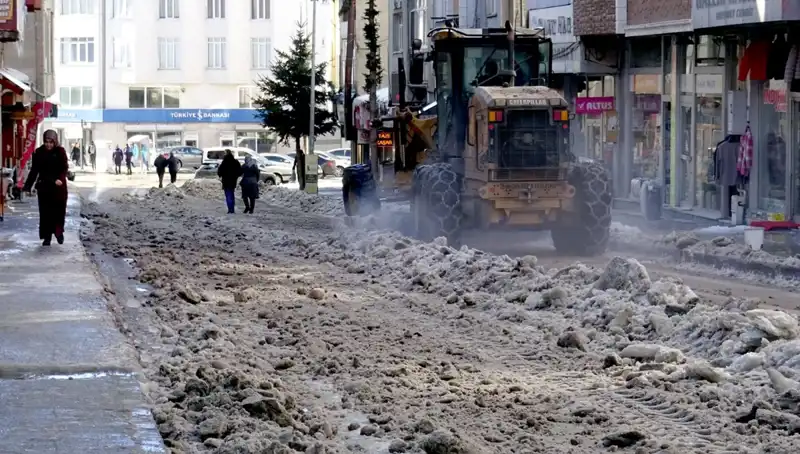 Sarıkamış'ta Kışın Yüzdeyüz Güzellikleri: Kar ve Buz Temizleme Çalışmaları Başladı