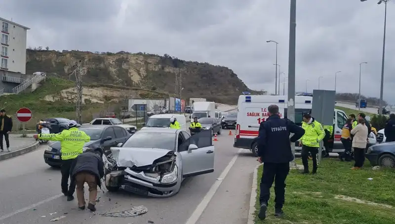 Sinop’ta Trafik Kazası: Otomobiller Çarpıştı, Yaralılar Hastaneye Kaldırıldı