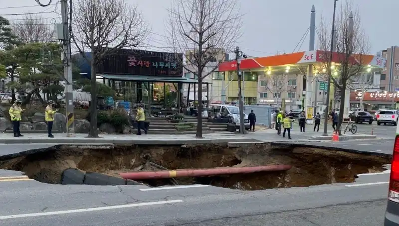 Güney Kore'de Dev Çukur, Motosikleti Yudumladı: Hayatlar Tehlikede!